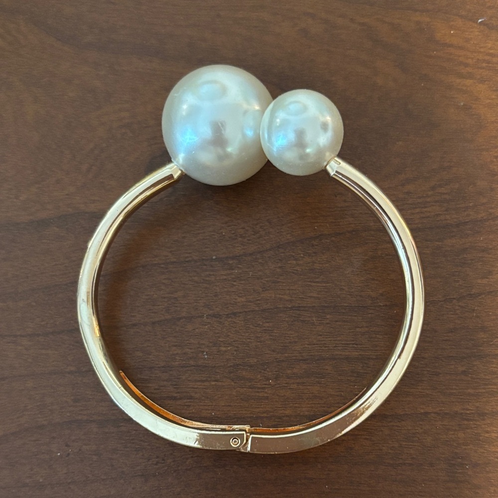 Elegant Gold and Pearl Women's Bracelet